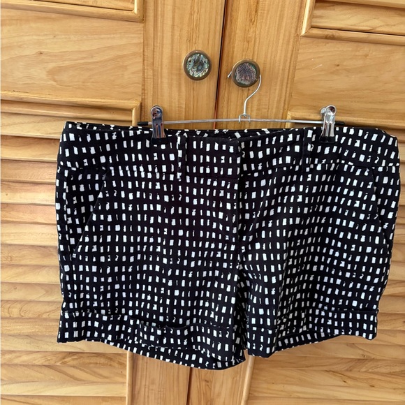 New York & Company Pants - New York & Company Black and White Patterned Women’s Shorts